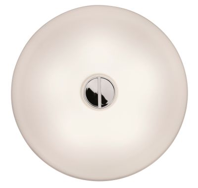 Nahaufnahme der runden, weißen Flos Button Deckenleuchte mit mittigem, silberfarbenem Knopf.